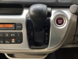 CVT車のセレクトレバーです。低速から高速まで、変速ショックのないスムーズな走りを実現するとともに、エンジン効率のよい領域を維持することで燃費にも貢献します。