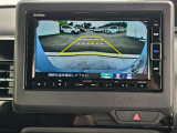 駐車時の安全確認をサポートするバックカメラも使用できます。インターナビで様々な情報を得ることもできます。