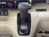 CVT車のセレクトレバーです。低速から高速まで、変速ショックのないスムーズな走りを実現するとともに、エンジン効率のよい領域を維持することで燃費にも貢献します。