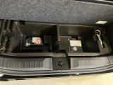 スペア-タイヤが無い為、パンクをした時に必要なコンプレッサ-(電源ソケットに差し込むだけで簡単に空気を入れられます)とパンク修理剤が付いています。