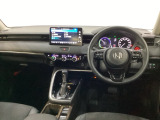 車内は光触媒抗菌消臭施工済です。インパネ周りはスタイリッシュなデザインで機能や装備も充実しています。グローブボックスやカップホルダーのほかにトレーなどたくさんの収納スペースが付いています。