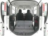 【シートアレンジ可能】ゆとりあるワイドな車内空間は、ドライブを始め買い物やレジャーなど、幅広く活躍します。一人でもみんなとでもお出かけを楽しみましょう!