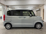 『片側電動スライドドア』 スーパーなどでの狭い駐車場でも乗り降りが楽々♪お子様が隣の車にドアを当ててしまう心配もございません!小さなお子様連れの方もこれで安心