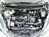 【エンジンルーム】・・・内外装だけでなくこちらもクリーニング済み。 納車までにもう1度しっかり点検いたしますので、安心してお乗りいただけると思います。