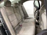 リアシートは足元も広く、長距離運転になってもゆったりとできるように、アームレストがついてます。