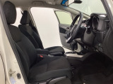 広い足元にゆったり座れるシートには肘掛けも装備しており長距離の運転でも疲れにくくなってます。女性でも運転がしやすいように、シートの高さ調整機能(シートリフター)がついています。