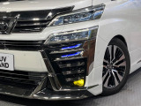 【三眼LEDヘッドライト】スタイリッシュな見た目の三眼LEDヘッドライトを装備♪スタイルだけでなく、夜間の走行も視界良好で安心してお乗りいただけます。