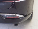 コーナーセンサーを車の前後に装備。障害物までの距離に応じて警告音を変えてお知らせ。縦列駐車時や駐車場・車庫などでの取り回しをサポートします。