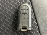スマートキーを装備しています☆カギをカバンやポケットに入れて頂いた状態でドアロックの開閉やエンジンスタートをして頂けますよ!とても便利な装備です!