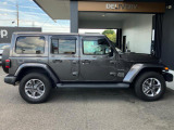 【ホイールアーチ】台形ホイールアーチはJeep伝統のデザインです。採用している理由は諸説ありますが、オフロードを走行する際にタイヤとボディが干渉しあわないよう配慮した作りにするためとなります。