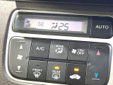 【オートエアコン】一度お好みの温度に設定すれば、車内の温度を検知し風量や温度を自動で調整。暑い&hellip;寒い&hellip;と何度もスイッチ操作をする必要はありません。快適な車内空間には必須の機能ですね♪