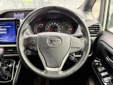 【純正革巻きステアリング】上質な革を使用することで、手にしっかり馴染みとても運転しやすいハンドルです♪