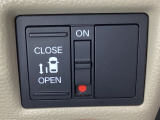 左側電動スライドドアは運転席からでも操作ができるように、ハンドル付近に開閉の操作スイッチが付いています。