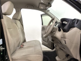 広い足元に肘掛けもついたゆったり座れるシートです。運転席と助手席の間が空いているため、助手席側への移動がスムーズです。交通量の多い道でも、助手席側から乗り降りができます。