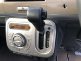 操作しやすいATシフトです。 シフトチェンジを気にしなくていいので運転だけに集中できますね。 自然と手に届くところにある、手になじむ形状のシフトノブがいいですね。