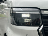 LEDヘッドライトを装備。大光量で夜道や雨の日の安心感を高めます。周囲の明るさに応じて自動点灯・消灯/ライトの消し忘れも防げるオートライトコントロール付です。