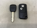 スマートキーを装備しています。鍵を差し込むことなくドアロックの開け閉めができます。通常キーもスペアとして用意しております。