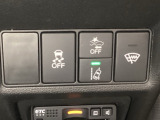 Hondaセンシング用の、VSA(ABS+TCS+横滑り抑制)解除と路外逸脱抑制機能のオンオフスイッチなどはハンドルの右側に装備しています。