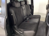 2列目シートは背もたれの角度調節ができるベンチシートになっております。長距離運転になってもゆったりとできるように、アームレストがついてます。
