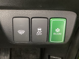 VSA装備車です。VSAはドライバーの操作と車の動きを見守っています。もし車の挙動が乱れたとき、4輪別々にブレーキをかけたり、エンジンパワーをしぼることによって車を安定させます。