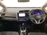 車内は光触媒抗菌消臭施工済です。スタイリッシュなデザインでスポーティなインパネ周りを演出します。グローブボックスやカップホルダーのほかにトレーなどたくさんの収納スペースが付いています。