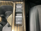 セレクターノブの下に、異なる加速感を楽しめるドライブモードスイッチがついています。一般道、スポーツ走行、エコ走行など、シーンに合わせて最適な加速感を楽しめるドライブモードスイッチです。