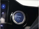 スマートキーを携帯していればキーを取り出さずにドアを施錠&解錠。クルマの始動も可能です。