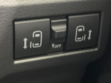 【両側パワースライドドア】スマートキーや運転席のスイッチで後席両側スライドドアの開閉が可能♪電動だから力を入れてドアを開ける必要が無く、小さなお子様でも簡単に開け閉めでき快適です♪