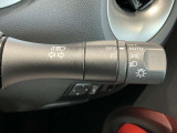 車外の明るさに応じでライトを点灯、消灯してくれるオートライト機能です☆お天気の良い昼間のトンネル走行などオートにしてると便利で安心です☆エンジン停止時にライトの消し忘れも無くなります☆