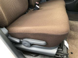 運転席シ-ト座面は上下アジャスタ-付です。お好みの位置に調整可能です。