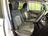 運転席まわりには十分なスペースがあり、大柄な方でもゆったり運転していただける環境です。