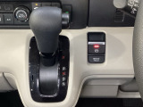 CVT車のセレクトレバーです。低速から高速まで、変速ショックのないスムーズな走りと、エンジン効率のよい領域を維持して燃費にも貢献します。サイドブレーキはスイッチ操作の電子制御パーキングブレーキです。