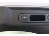 ☆電動リアゲート☆荷物で両手が塞がっていてもワンタッチボタンでリアテールゲートを自動で開閉できます。