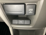 アクセサリーソケットはUSBのアダプターなどをつければ、スマホの充電にも使えます。下にはナビゲーション用の外部入力可能なUSB端子がついており、周辺には物が置けるボックスがついています。