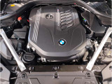 【BMWエンジン】革新的なガソリン・エンジン・テクノロジーによる高性能かつ高効率。レスポンスの良いパワーを発揮。常にスムーズな吸気を実現しアクセル開度にダイレクトに反応しドライビングを楽しく演出。