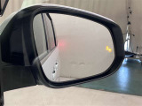 【ブラインドスポットモニター】隣の車線を走る車両をレーダーで検知し、ドライバーでは見えない四角に存在する車両を検知するとドアミラーに搭載されたインジケータが点灯します