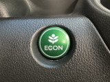 ECON モードをON にするとアクセルペダルの動きに対するエンジンの反応とエアコンの制御を切り換えることで、燃費のいい運転をするドライバーがペダルを踏んだ時と同じようにエンジンを制御します。