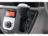 インパネシフトだから視線の移動も少なく足元もスッキリ♪運転席もゆったりしているのでゆとりを持ってドライブできますね!