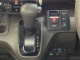 CVT車のセレクトレバーです。低速から高速まで、変速ショックのないスムーズな走りと、エンジン効率のよい領域を維持して燃費にも貢献します。サイドブレーキはスイッチ操作の電子制御パーキングブレーキです。