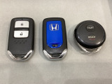 スマートキーを装備しています。鍵を差し込むことなくドアロックの開け閉めと、スタートボタン操作でのエンジンスタートができます。加えて、純正リモコンエンジンスターター用の操作キーもついています。