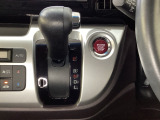 CVT車のセレクトレバーです。低速から高速まで、変速ショックのないスムーズな走りを実現するとともに、エンジン効率のよい領域を維持することで燃費にも貢献します。