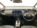 車内は光触媒抗菌消臭施工済です。インパネ周りはスタイリッシュなデザインで機能や装備も充実しています。グローブボックスやカップホルダーのほかにトレーなどたくさんの収納スペースが付いています。