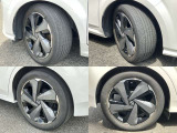 205/55R17 純正アルミホイール装着。