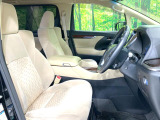 運転席まわりには十分なスペースがあり、大柄な方でもゆったり運転していただける環境です。
