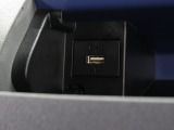 【充電用USBジャック】ドライブ中にスマートフォンなどの充電に便利なUSBジャックを装備!