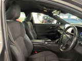 運転席の画像です。足元やシートまわりに余裕があり、リラックスした姿勢で運転が可能です。視界も良好で操作系へのアクセスもしやすく、快適で安心感のあるドライブをサポートします。
