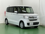 狭い駐車場でも、スライドドアならチャイルドシートへのお子さまの乗降や荷物の積載もスムーズ。とても便利な【助手席側。電動スライドドア】ドアハンドを少し引くだけでリアドアが自動開閉します。