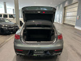 ゆったりとしたトランクルームでございます。たくさんのお荷物の車載が可能でございます。
