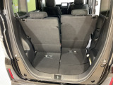 後席のシートをスライドさせると荷室空間を広げられます。