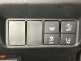Hondaセンシング用の、VSA(ABS+TCS+横滑り抑制)解除と路外逸脱抑制機能のオンオフスイッチなどはハンドルの右側に装備しています。燃費に役立つECONボタンもここです。